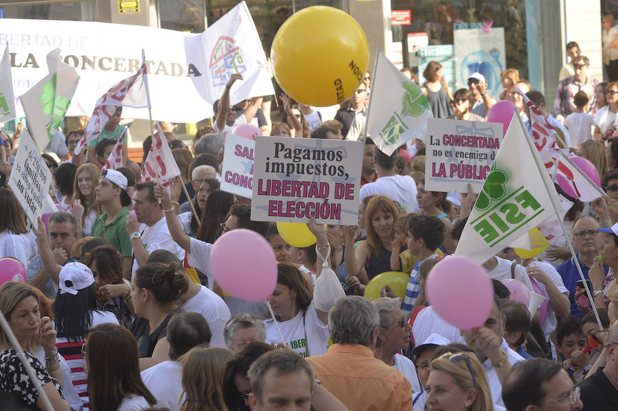 Miles de personas se concentran en Elche en defensa de la concertada