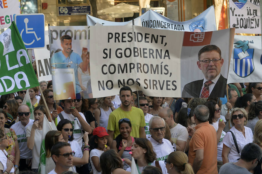 Miles de personas se concentran en Elche en defensa de la concertada