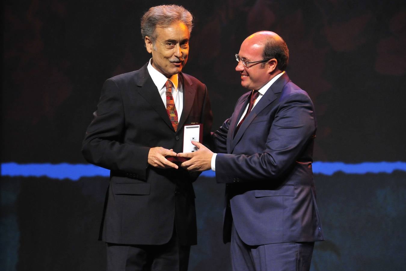 Entrega de las medallas de oro en el Día de la Región