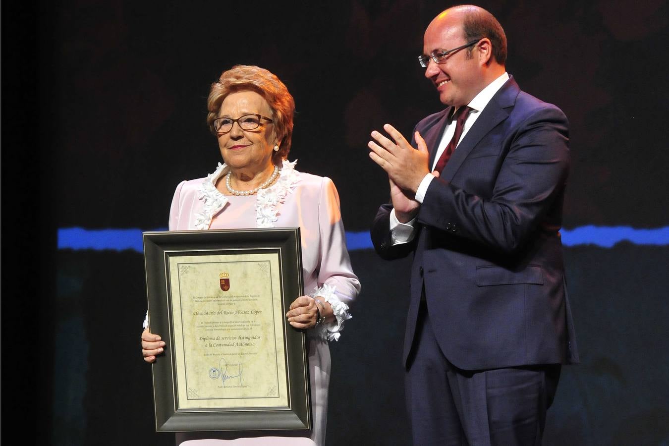 Entrega de las medallas de oro en el Día de la Región