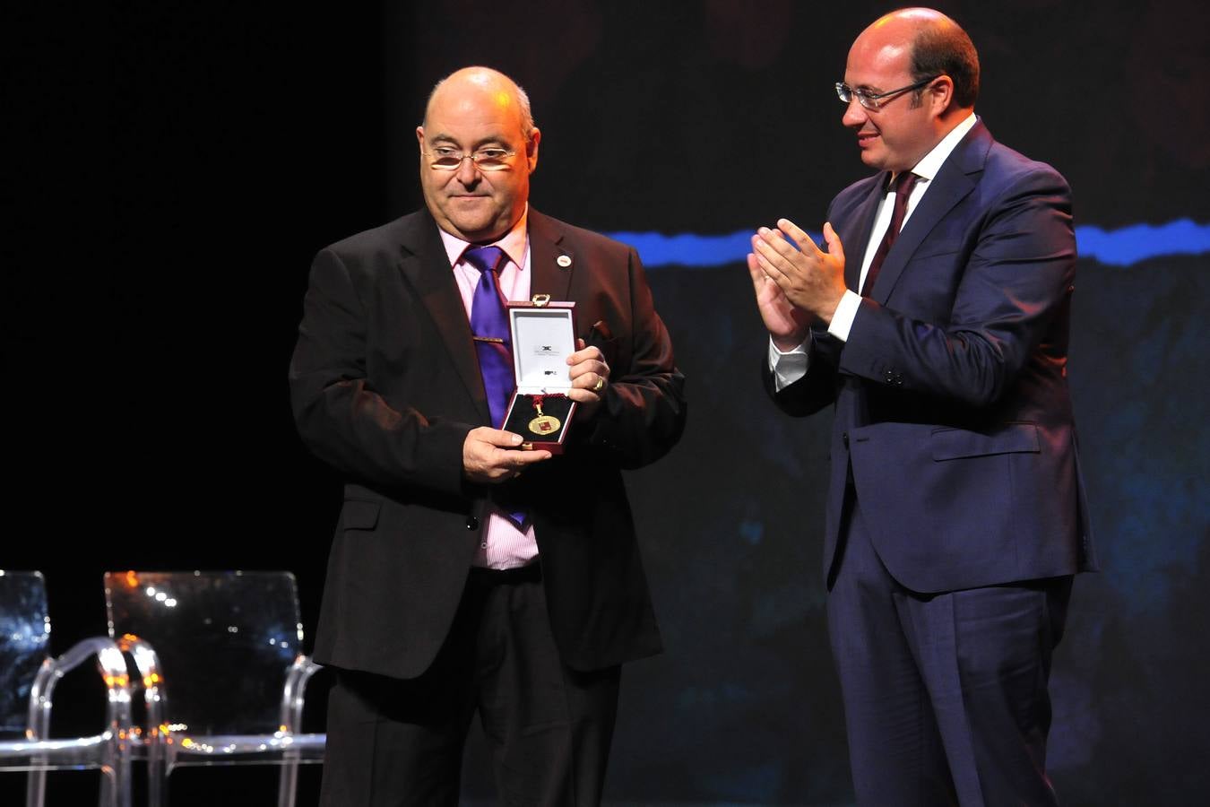 Entrega de las medallas de oro en el Día de la Región