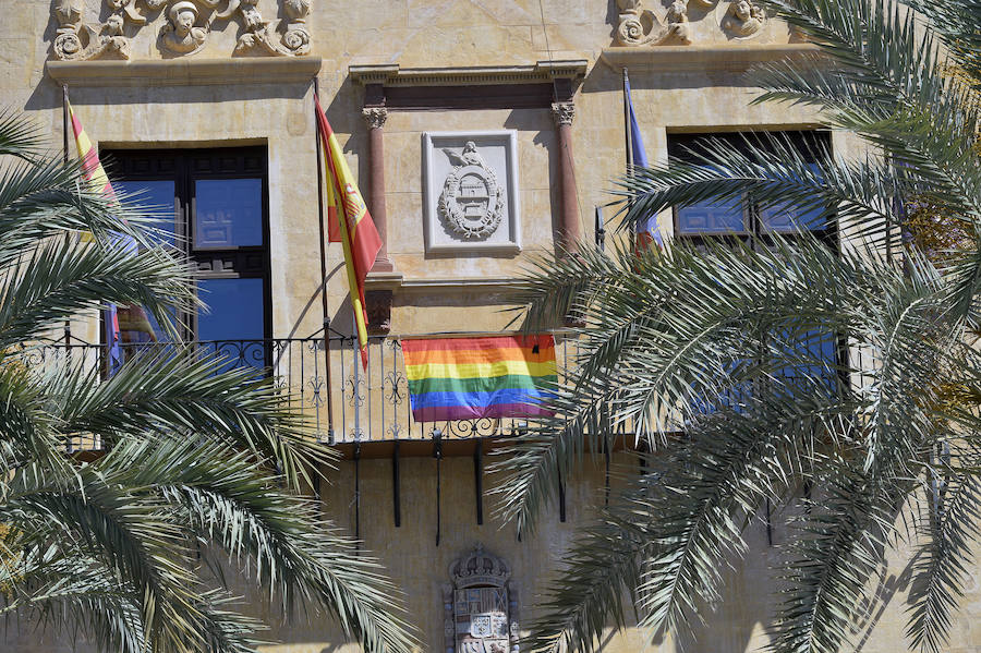 Minuto de silencio por las víctimas de Orlando en el Ayuntamiento de Elche. 