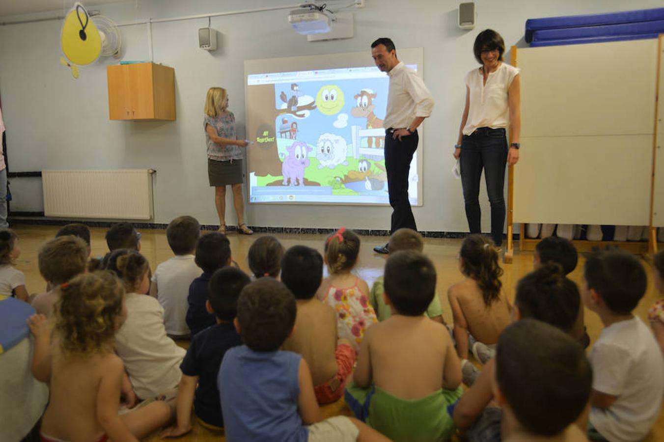 El Ayuntamiento de Elche instala pizarras digitales interactivas en las aulas de uno a tres años