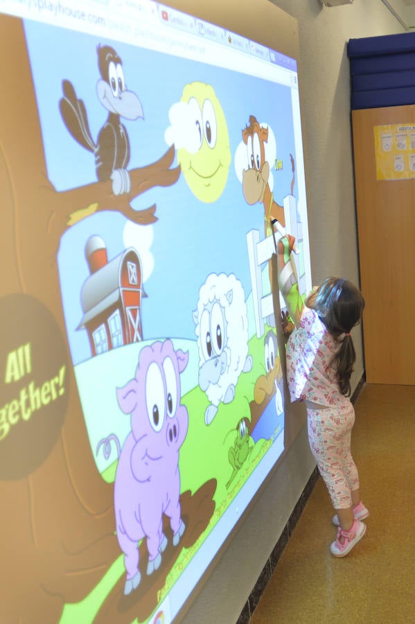 El Ayuntamiento de Elche instala pizarras digitales interactivas en las aulas de uno a tres años