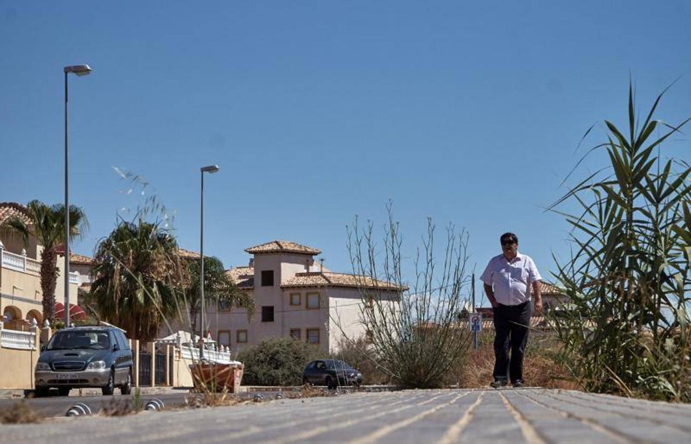 Vecinos del litoral de Orihuela critican que el carril bici impide el acceso a sus viviendas