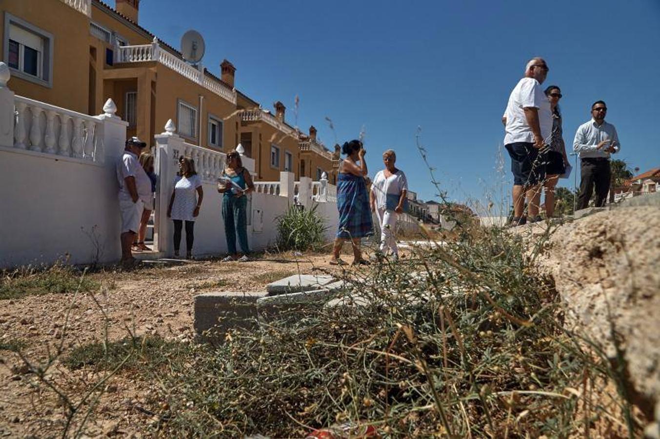 Vecinos del litoral de Orihuela critican que el carril bici impide el acceso a sus viviendas