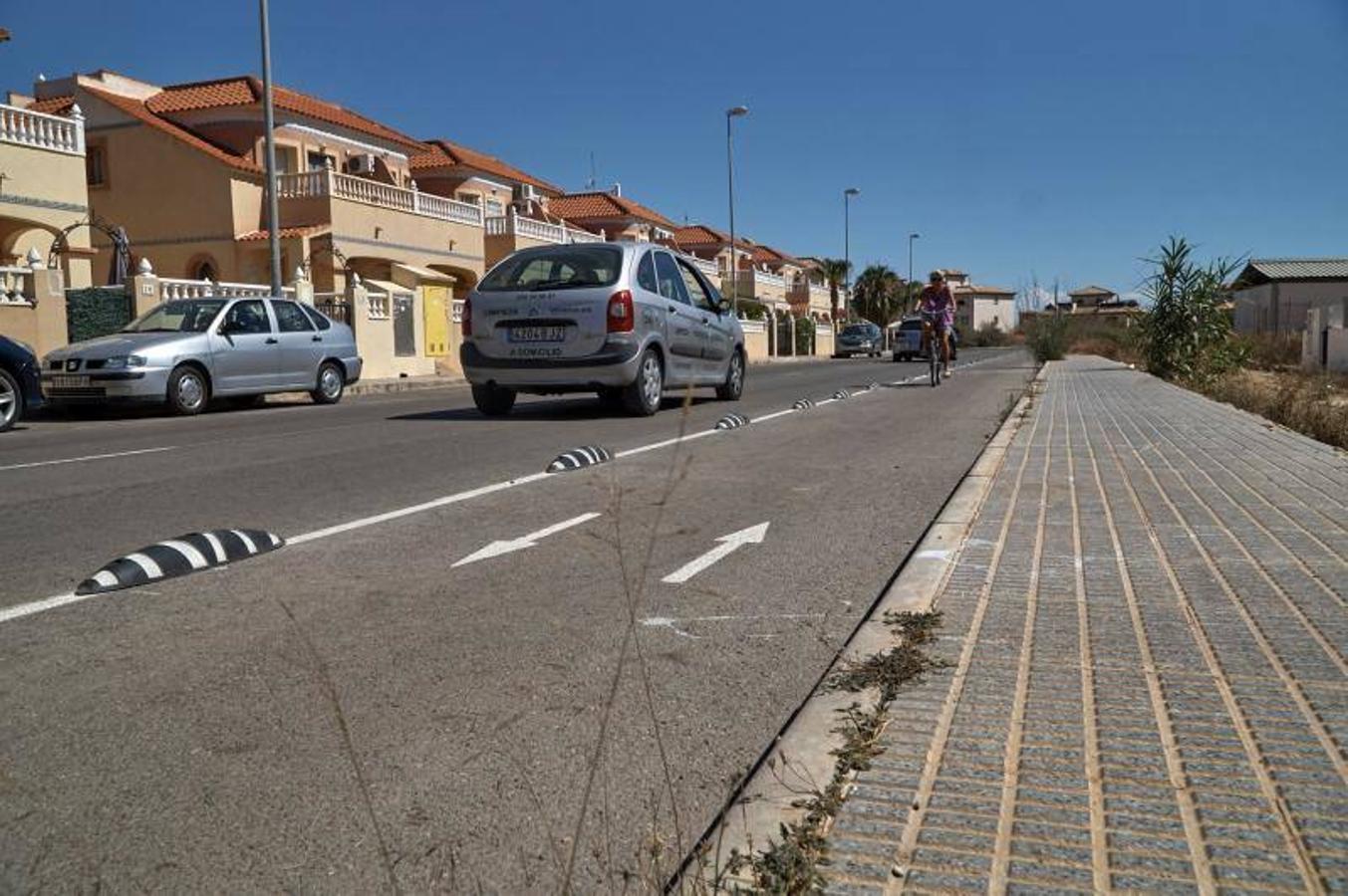 Vecinos del litoral de Orihuela critican que el carril bici impide el acceso a sus viviendas
