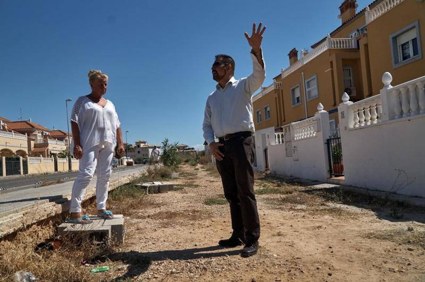 Vecinos del litoral de Orihuela critican que el carril bici impide el acceso a sus viviendas