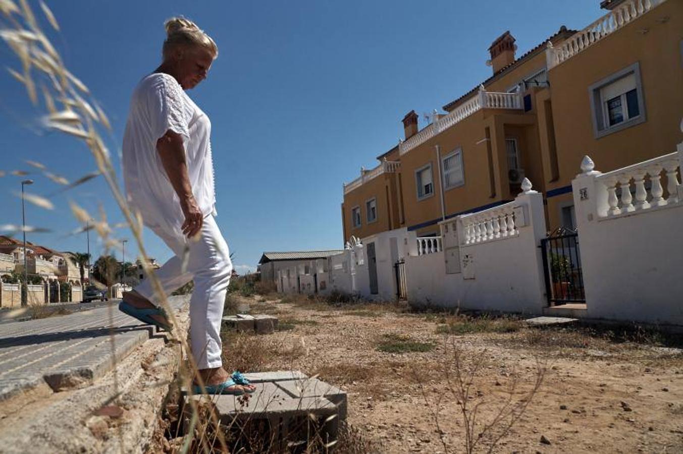 Vecinos del litoral de Orihuela critican que el carril bici impide el acceso a sus viviendas