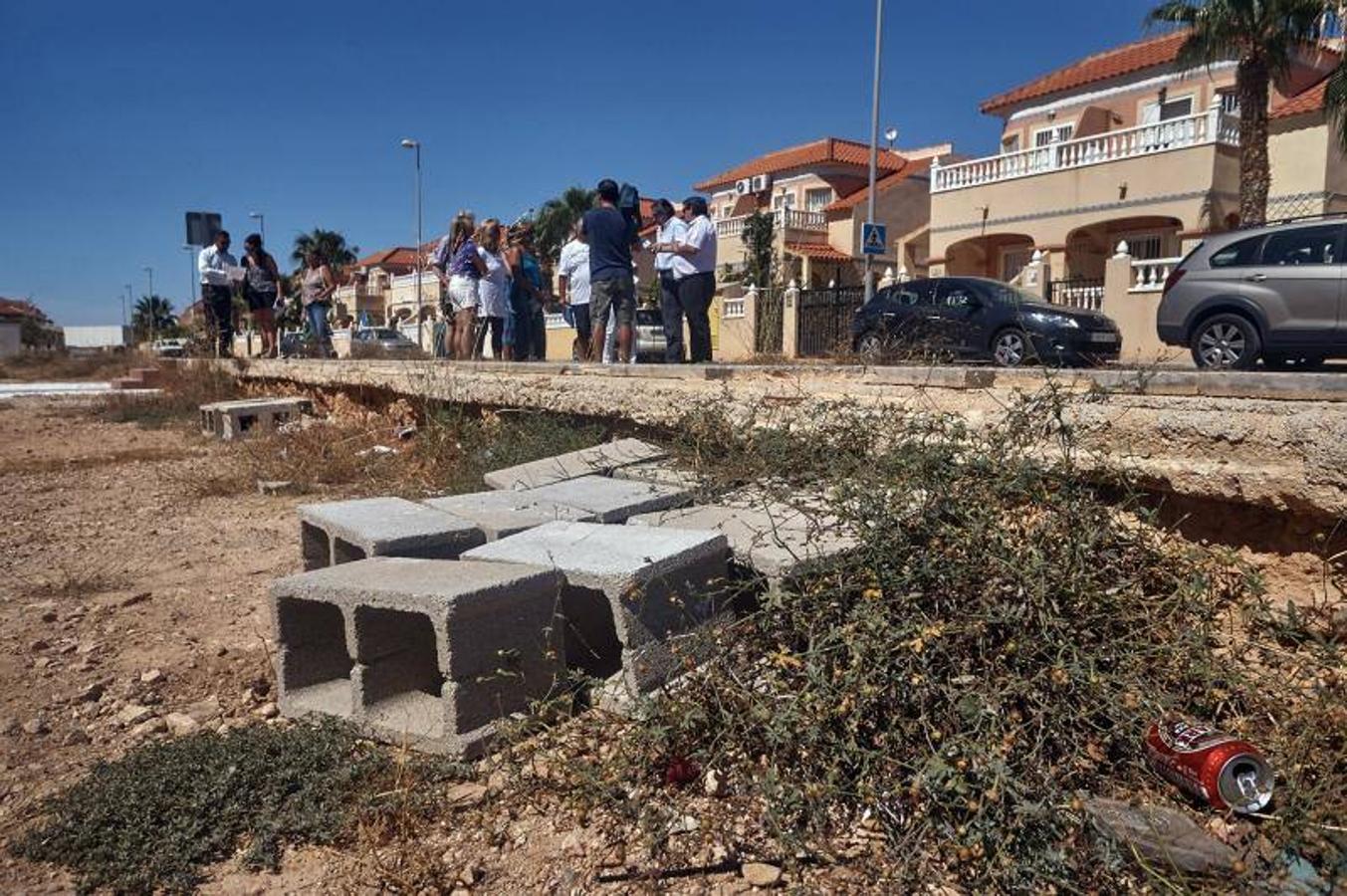 Vecinos del litoral de Orihuela critican que el carril bici impide el acceso a sus viviendas