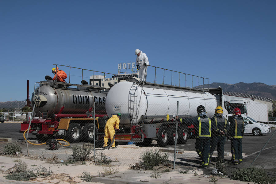 Neutralizan el derrame de ácido de un camión cisterna en Totana.