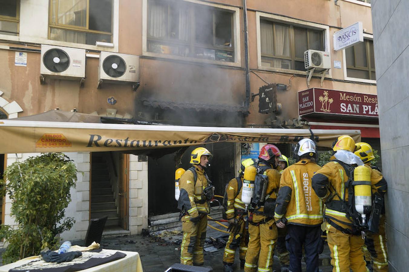 Un incendio destruye una pizzería en Elche junto al Centro de Congresos