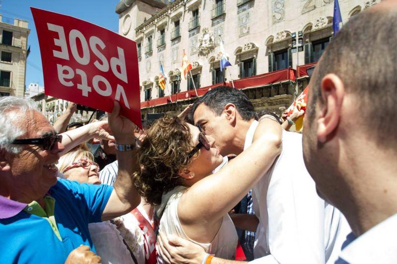 Pedro Sánchez visita la Hoguera Oficial y la de Sèca-Autobusos