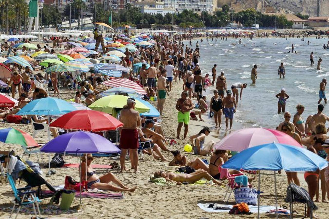 La playa del Postiguet llena tras la llegada oficial del verano