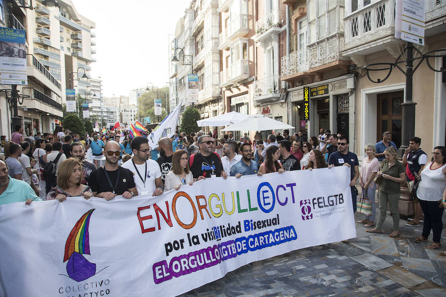 Las banderas arcoíris y de Estados Unidos se hermanan en Cartagena