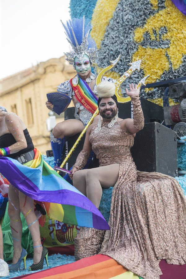 Las banderas arcoíris y de Estados Unidos se hermanan en Cartagena