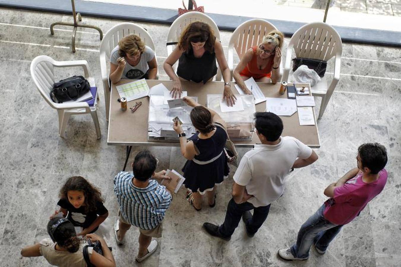 Los ciudadanos de Alicante ejercen su derecho al voto