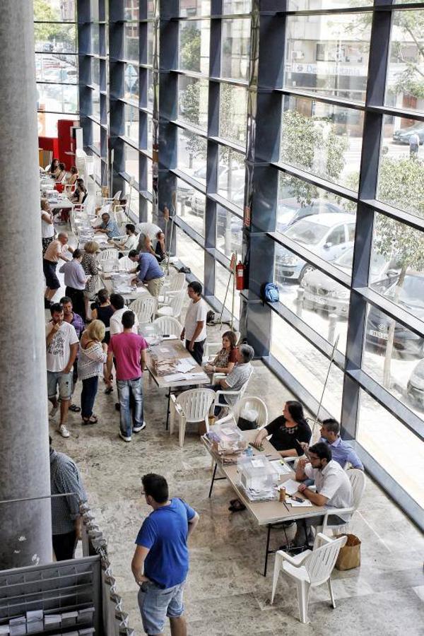 Los ciudadanos de Alicante ejercen su derecho al voto