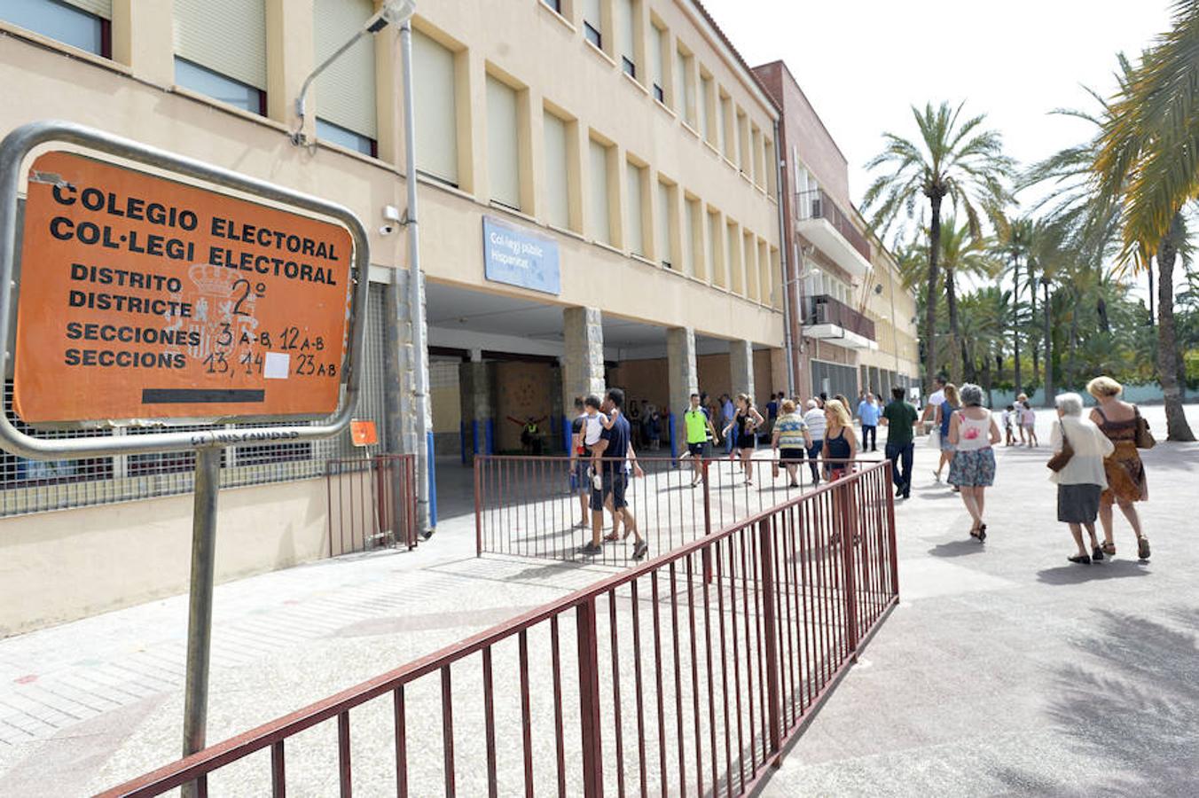 Los ciudadanos de Alicante ejercen su derecho al voto