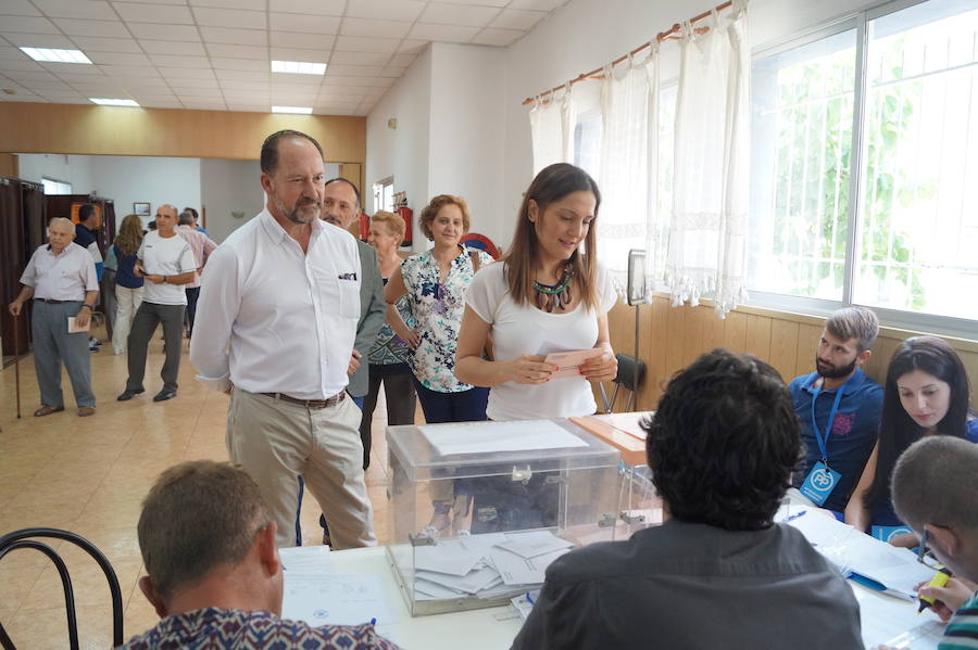 Candidatos de la Vega Baja votando