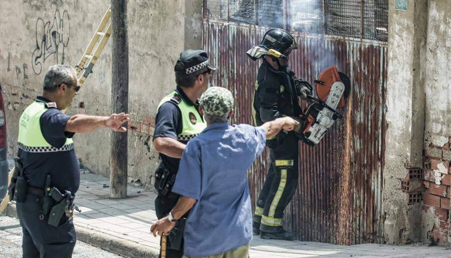 Los bomberos trabajan para extinguir un incendio en una nave abandonada