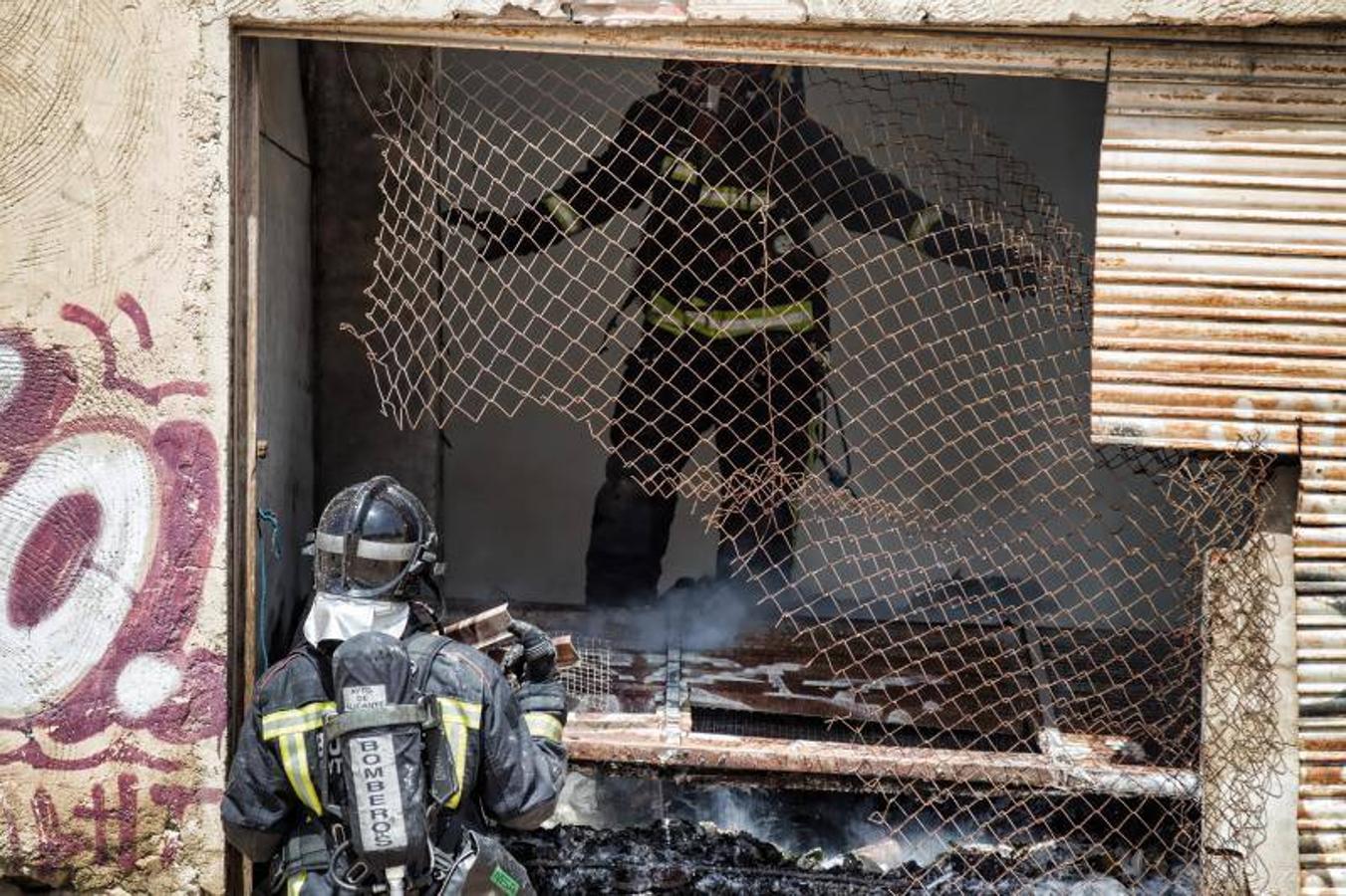 Los bomberos trabajan para extinguir un incendio en una nave abandonada