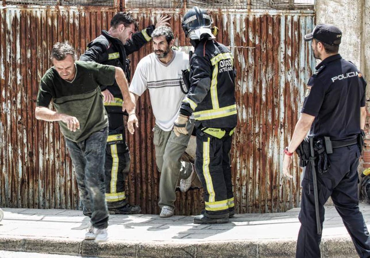 Los bomberos trabajan para extinguir un incendio en una nave abandonada