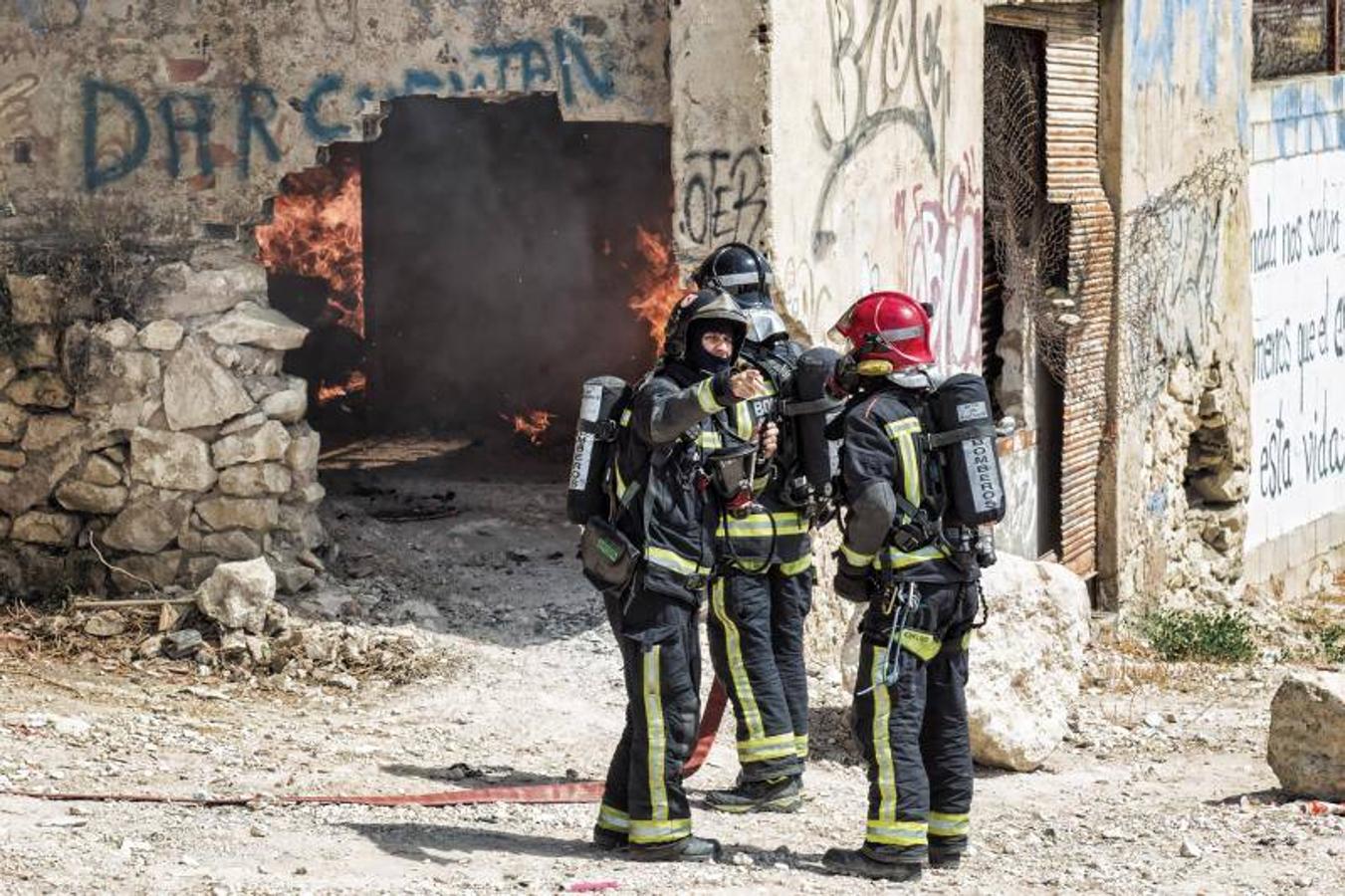 Los bomberos trabajan para extinguir un incendio en una nave abandonada