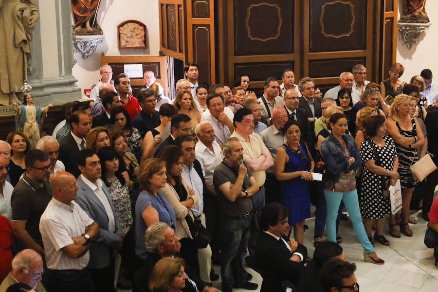 Cientos de personas dan su último adiós a Hernández Ros