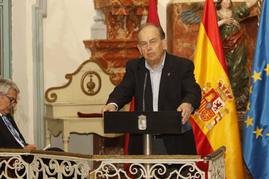 Cientos de personas dan su último adiós a Hernández Ros