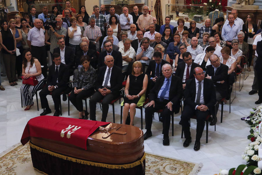 Cientos de personas dan su último adiós a Hernández Ros