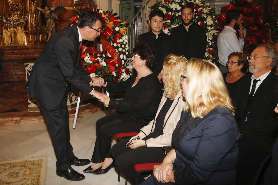 Cientos de personas dan su último adiós a Hernández Ros