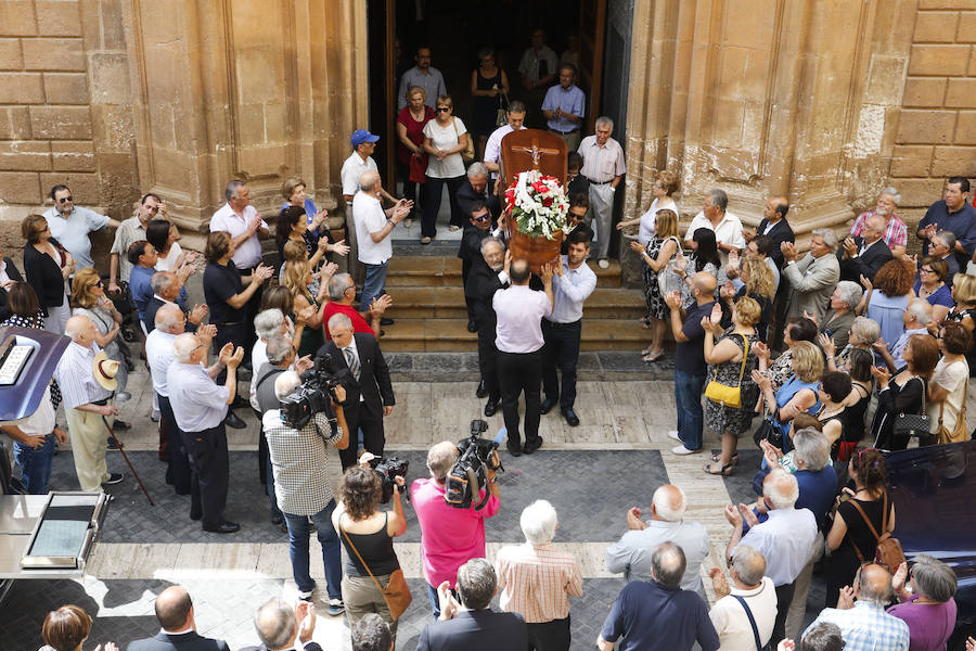 Cientos de personas dan su último adiós a Hernández Ros