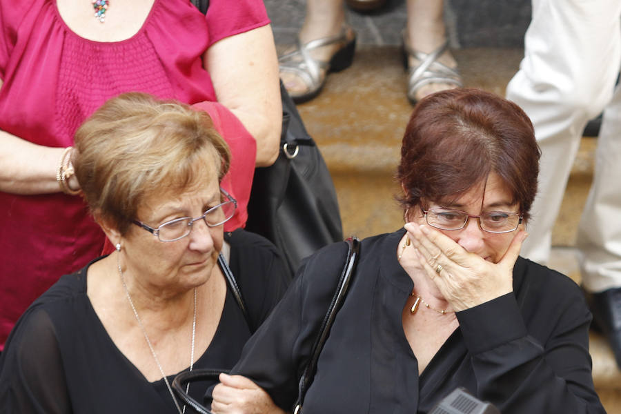 Cientos de personas dan su último adiós a Hernández Ros