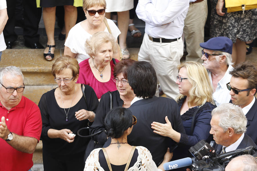 Cientos de personas dan su último adiós a Hernández Ros