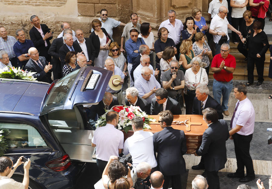 Cientos de personas dan su último adiós a Hernández Ros