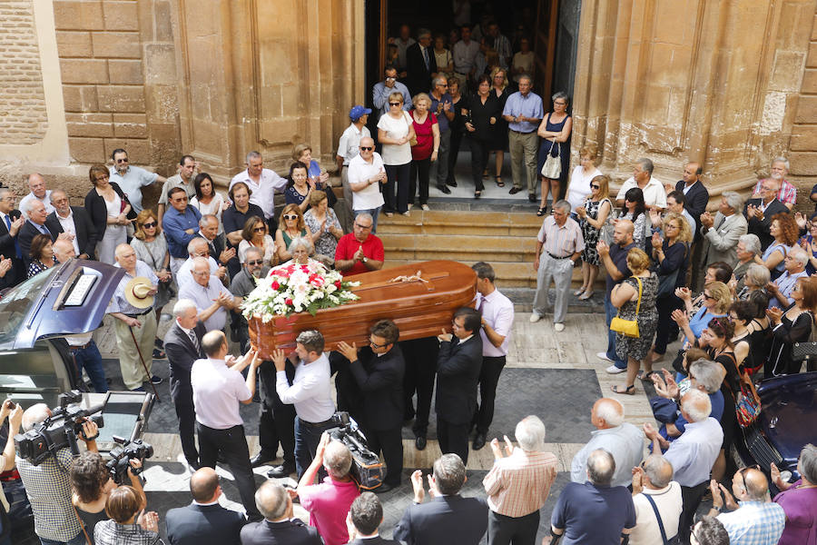 Cientos de personas dan su último adiós a Hernández Ros
