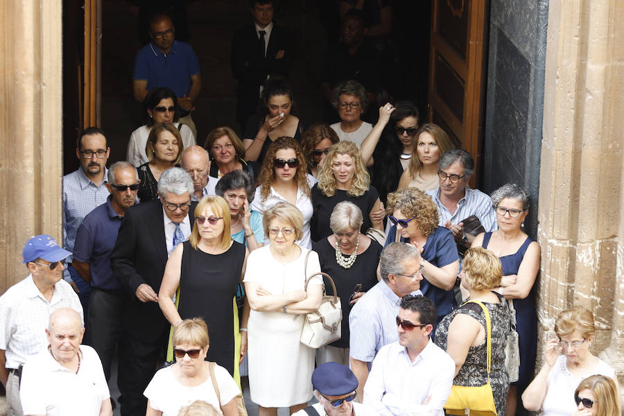 Cientos de personas dan su último adiós a Hernández Ros