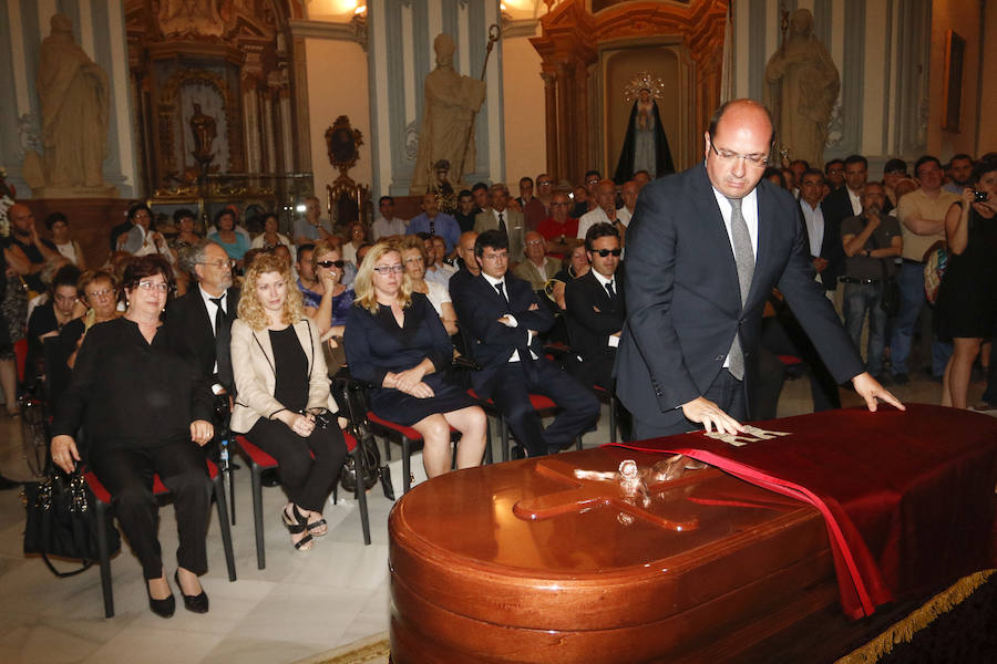 Cientos de personas dan su último adiós a Hernández Ros