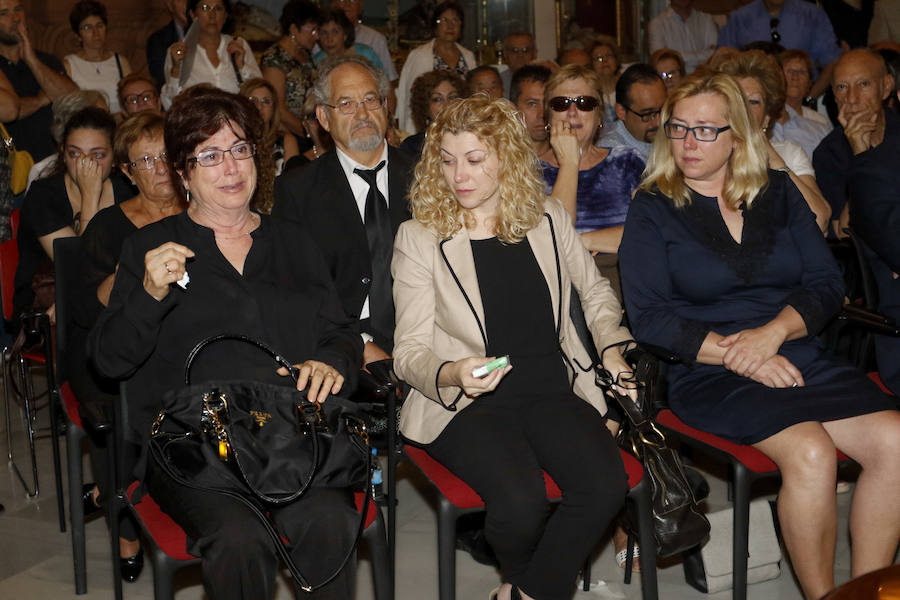 Cientos de personas dan su último adiós a Hernández Ros