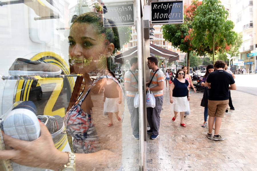 El intenso calor resta clientes a las tiendas en el primer día de rebajas