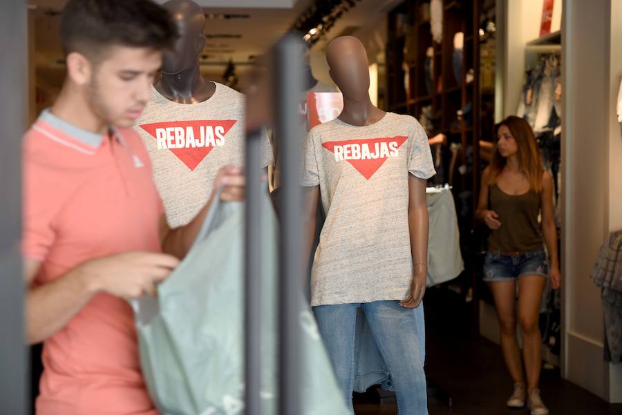 El intenso calor resta clientes a las tiendas en el primer día de rebajas