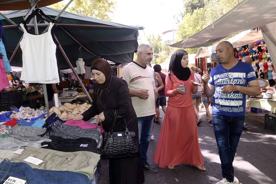 La consejera de Familia e Igualdad de Oportunidades, Violante Tomás, recibe a los 12 primeros refugiados sirios llegados a Murcia procedentes de Libano.