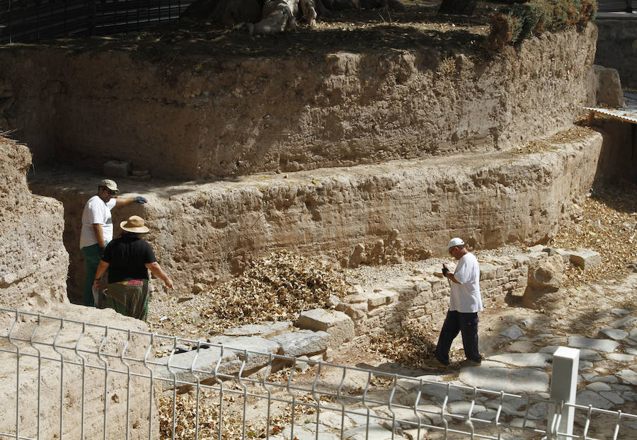 Técnicos municipales de Patrimonio revisan el estado de conservación de los restos del Lago y de la necrópolis romana del Museo Arqueológico.