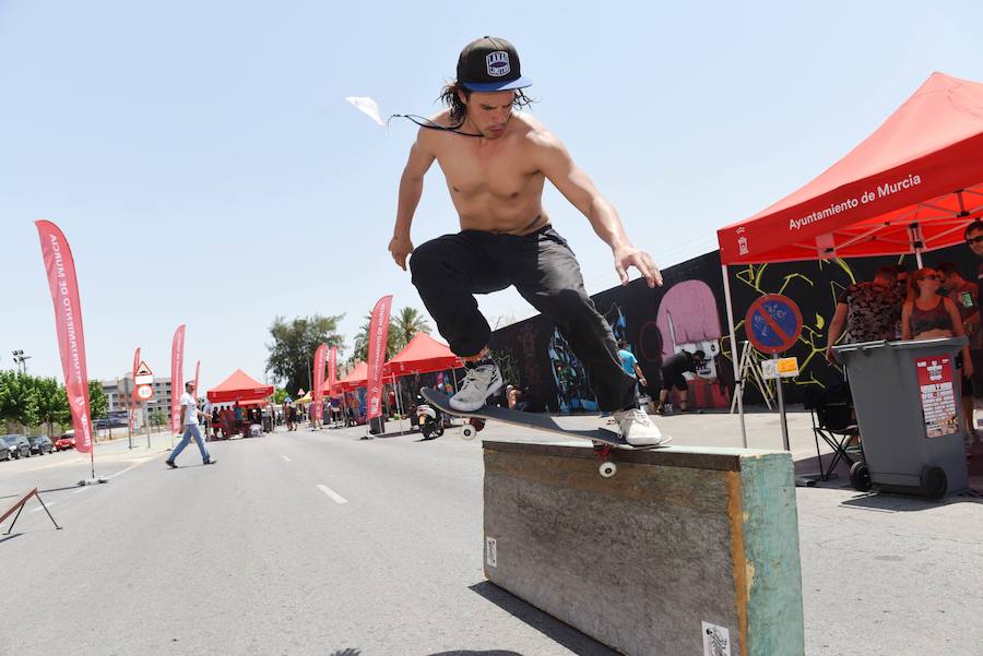 Una veintena de grafiteros decoran las antiguas cocheras de Latbus