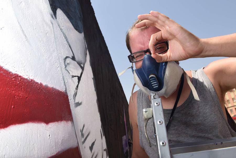 Una veintena de grafiteros decoran las antiguas cocheras de Latbus