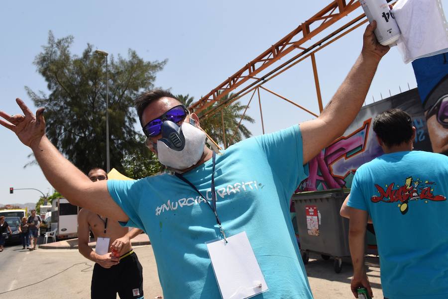 Una veintena de grafiteros decoran las antiguas cocheras de Latbus