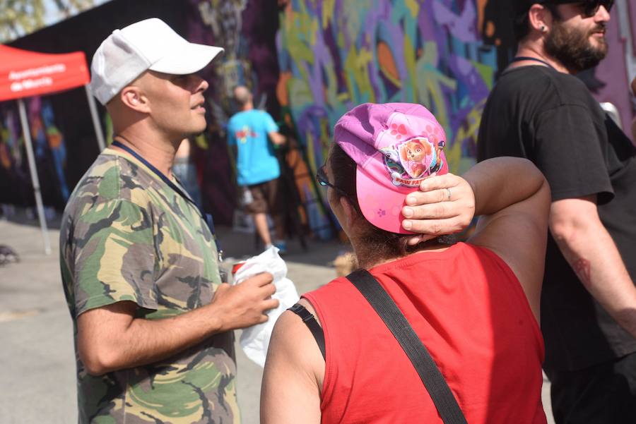 Una veintena de grafiteros decoran las antiguas cocheras de Latbus
