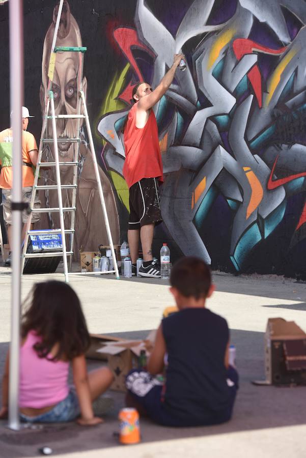 Una veintena de grafiteros decoran las antiguas cocheras de Latbus