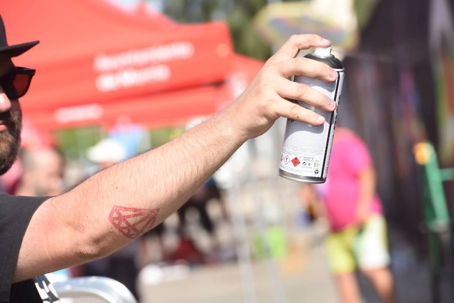 Una veintena de grafiteros decoran las antiguas cocheras de Latbus